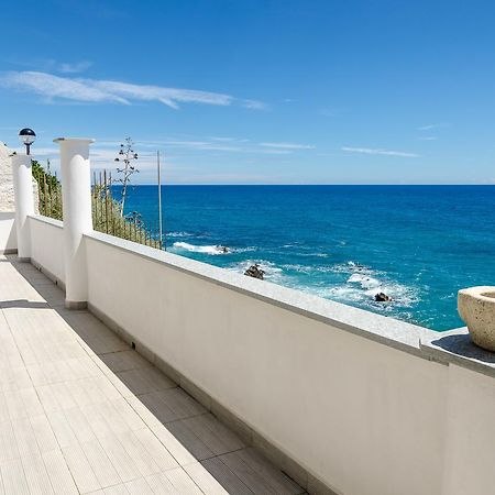 Seaside Holiday Apartment - Unique Location Cipressa Екстер'єр фото