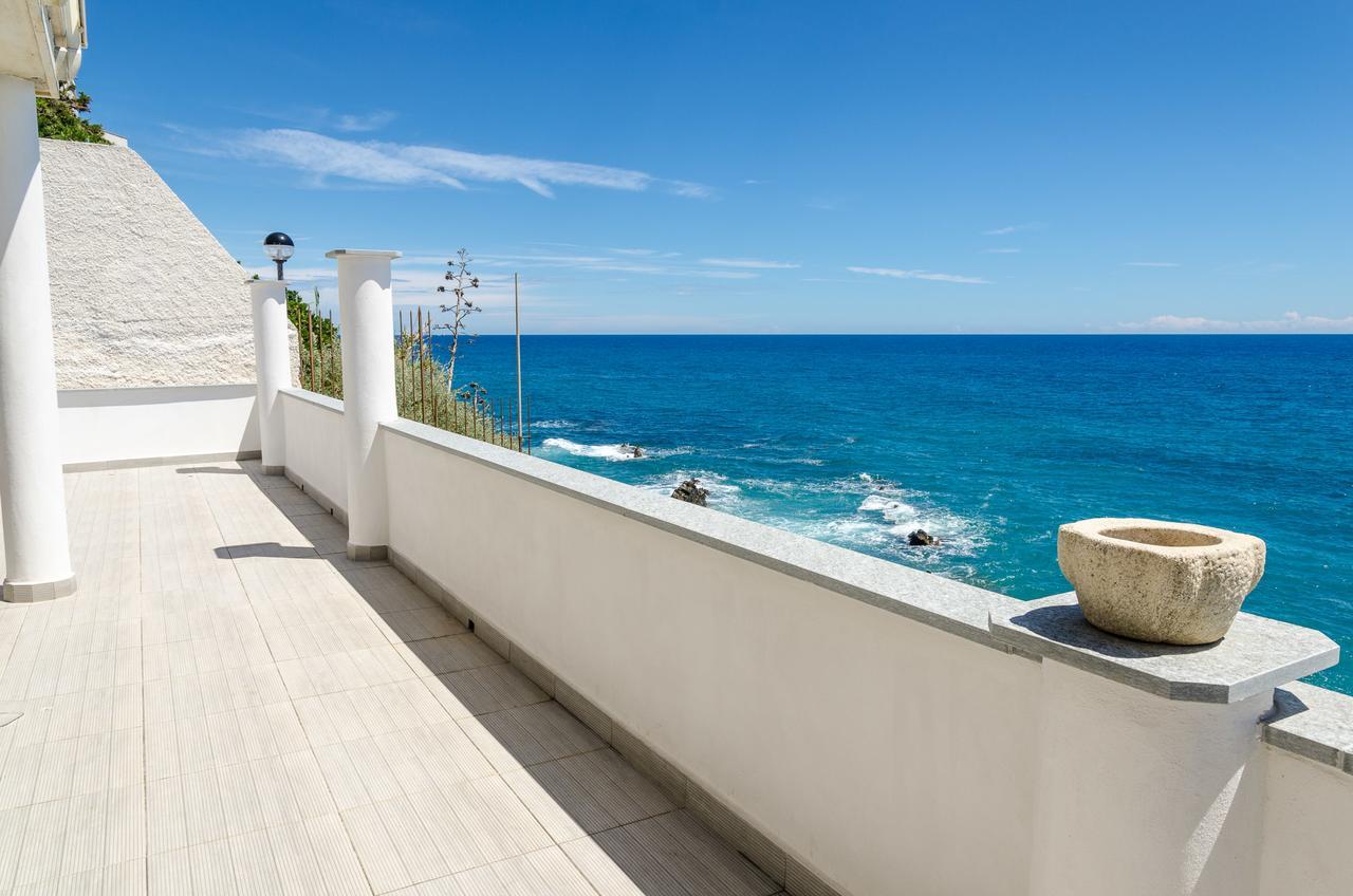 Seaside Holiday Apartment - Unique Location Cipressa Екстер'єр фото
