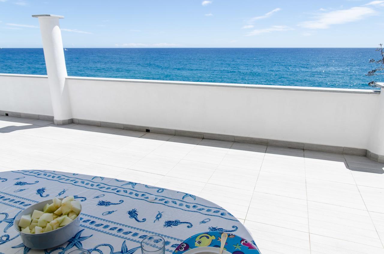 Seaside Holiday Apartment - Unique Location Cipressa Екстер'єр фото