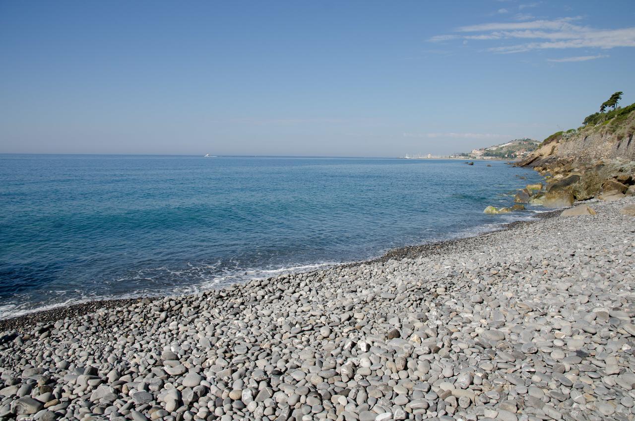 Seaside Holiday Apartment - Unique Location Cipressa Екстер'єр фото